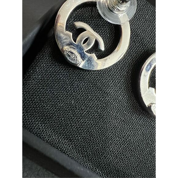 Chanel silver tone round cc rhinestones earrings studs - Picture 8 of 8